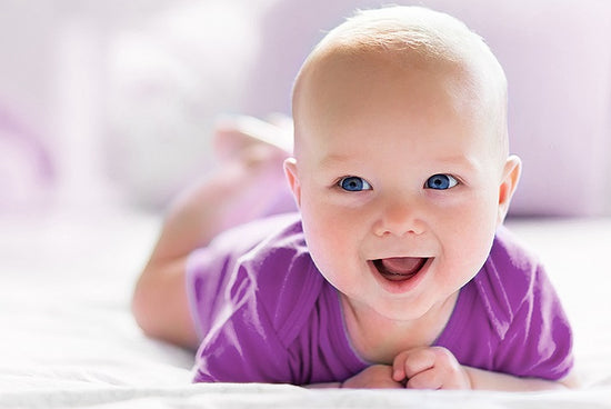 Lachendes Baby mit blauen Augen