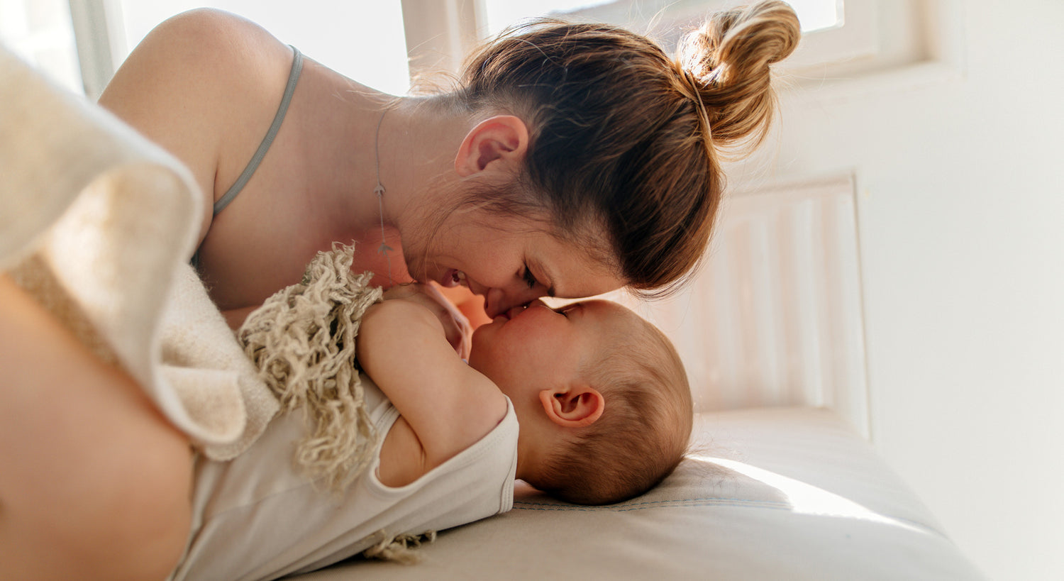 Mutter mit Baby am kuscheln und liebkosen