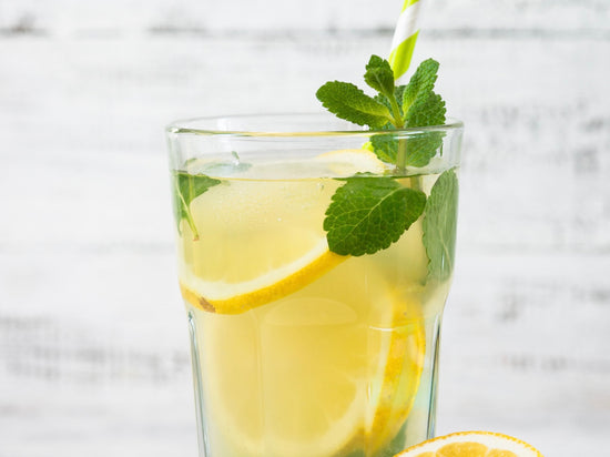 Ein Glas mit Zitronenwasser.