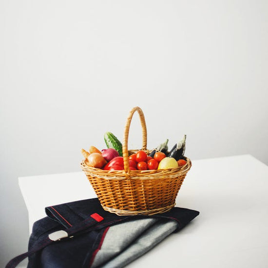 Korb mit Obst auf einem weißen Tisch