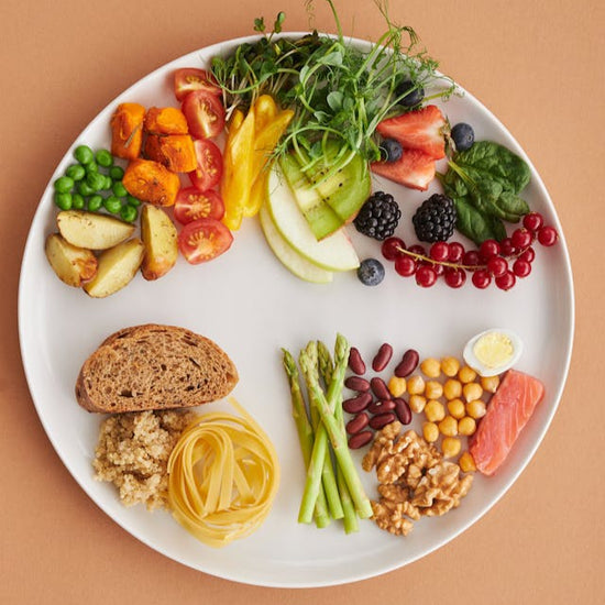 Teller mit Obst, Früchten und weiteren gesunden Lebensmitteln