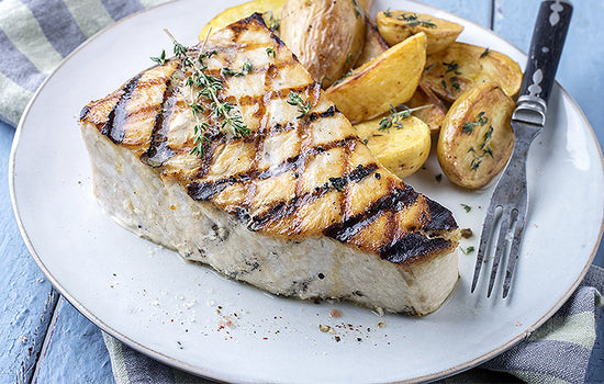 Thunfisch-Steak auf Teller